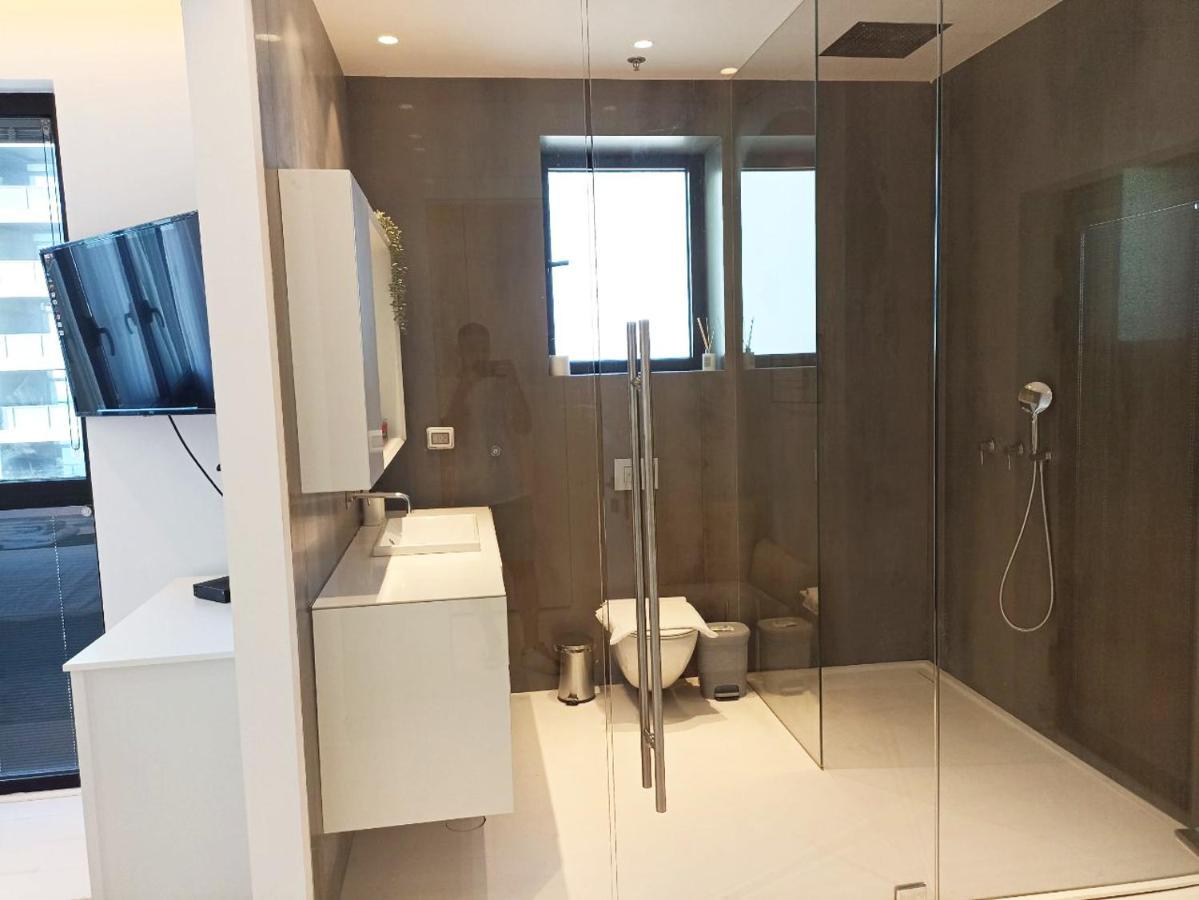 YalaRent sea-breeze penthouse with jacuzzi Appartement Bat Yam Buitenkant foto