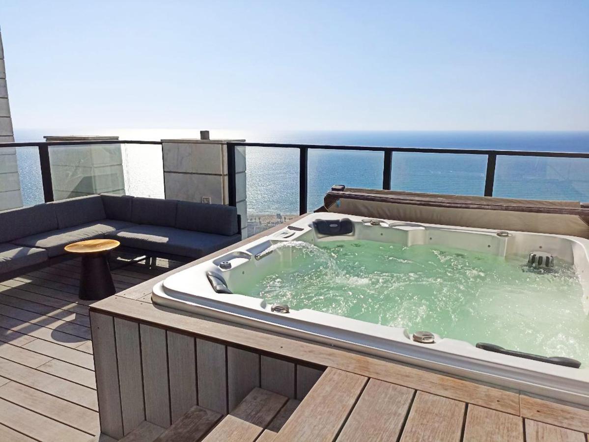 YalaRent sea-breeze penthouse with jacuzzi Appartement Bat Yam Buitenkant foto