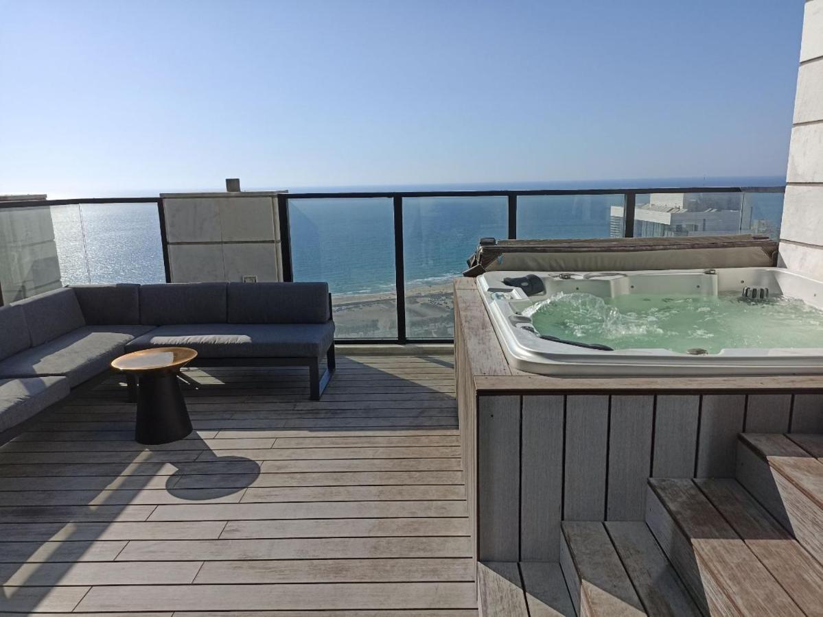 YalaRent sea-breeze penthouse with jacuzzi Appartement Bat Yam Buitenkant foto