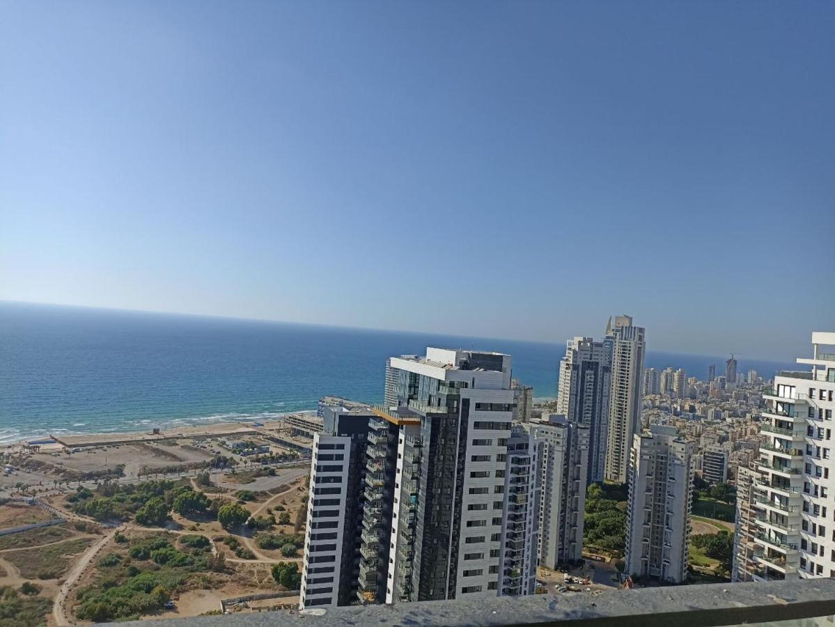 YalaRent sea-breeze penthouse with jacuzzi Appartement Bat Yam Buitenkant foto