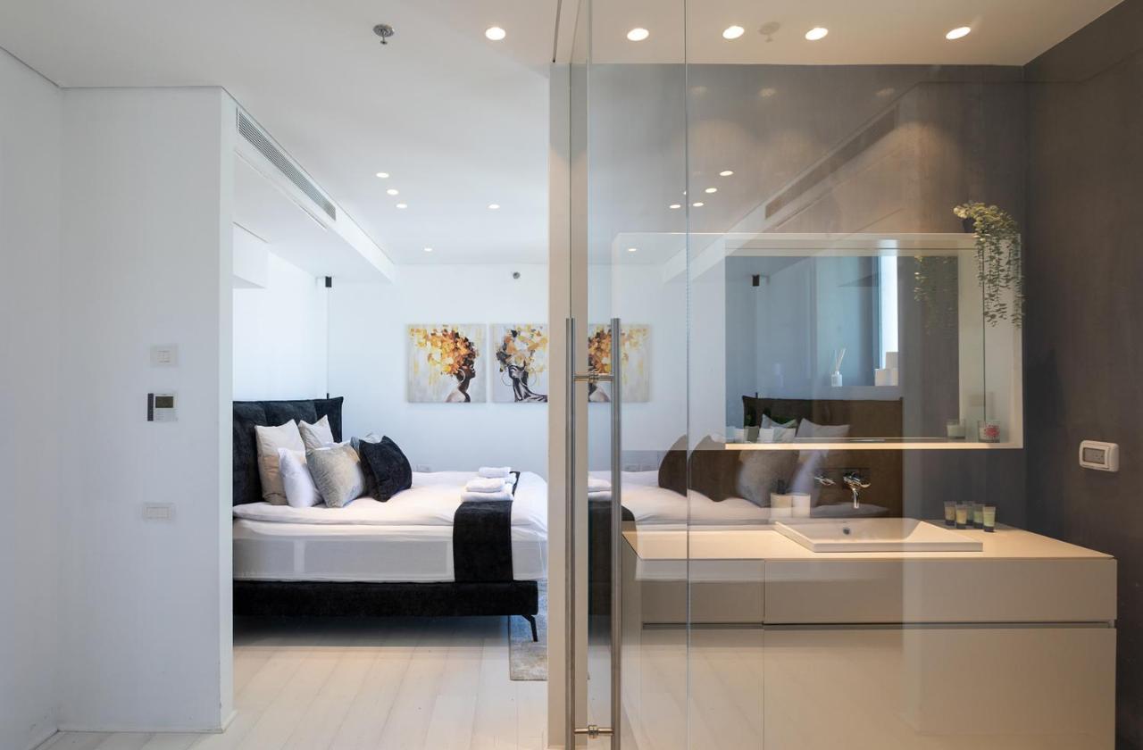 YalaRent sea-breeze penthouse with jacuzzi Appartement Bat Yam Buitenkant foto