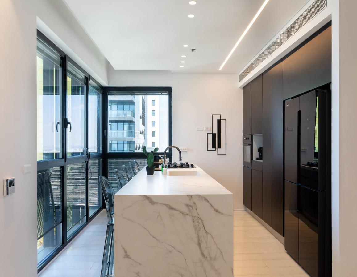 YalaRent sea-breeze penthouse with jacuzzi Appartement Bat Yam Buitenkant foto