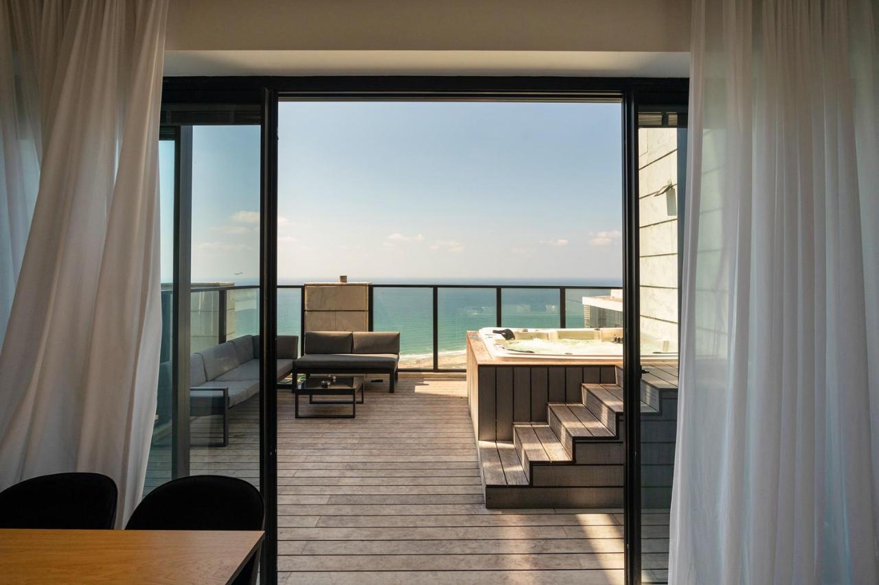 YalaRent sea-breeze penthouse with jacuzzi Appartement Bat Yam Buitenkant foto
