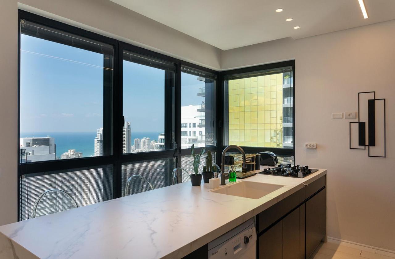 YalaRent sea-breeze penthouse with jacuzzi Appartement Bat Yam Buitenkant foto