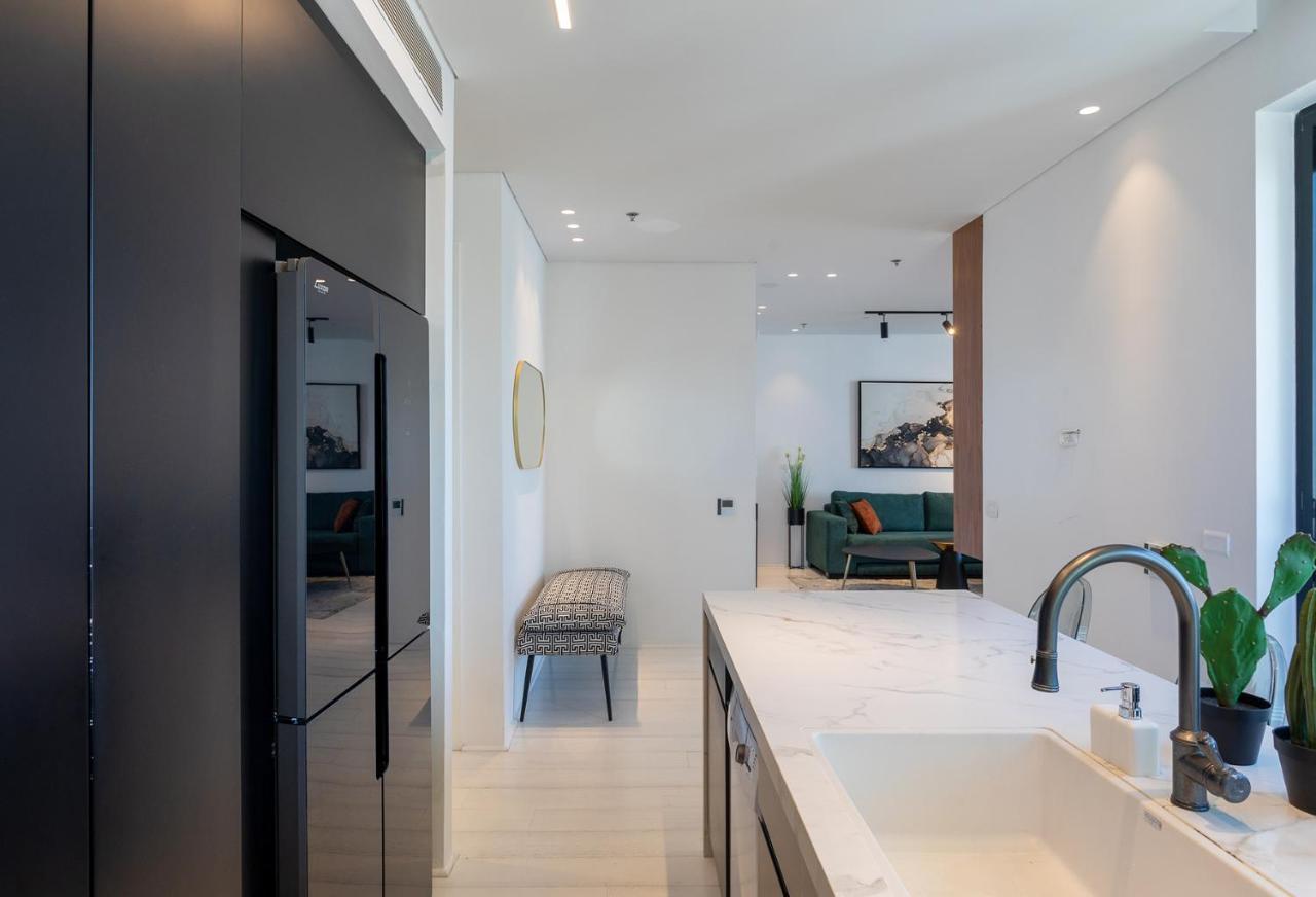 YalaRent sea-breeze penthouse with jacuzzi Appartement Bat Yam Buitenkant foto