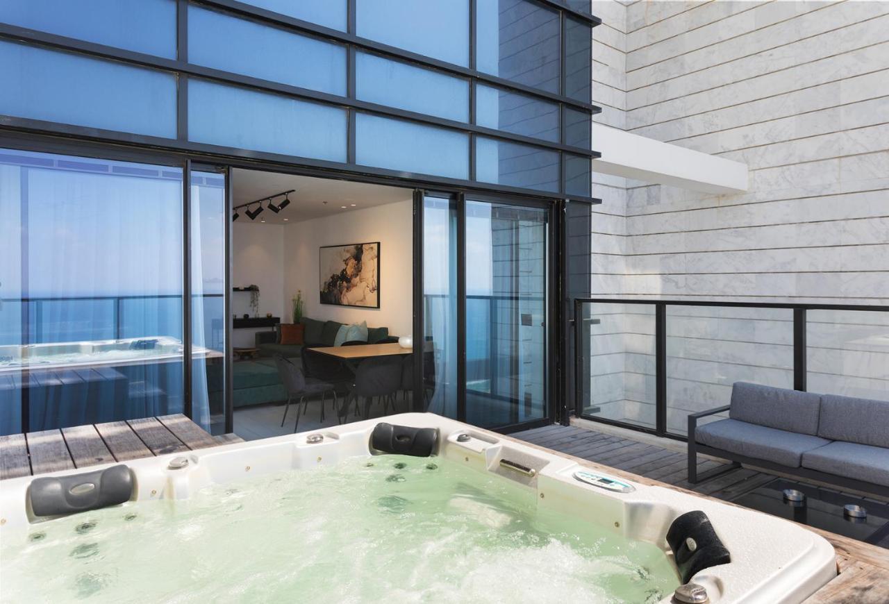 YalaRent sea-breeze penthouse with jacuzzi Appartement Bat Yam Buitenkant foto