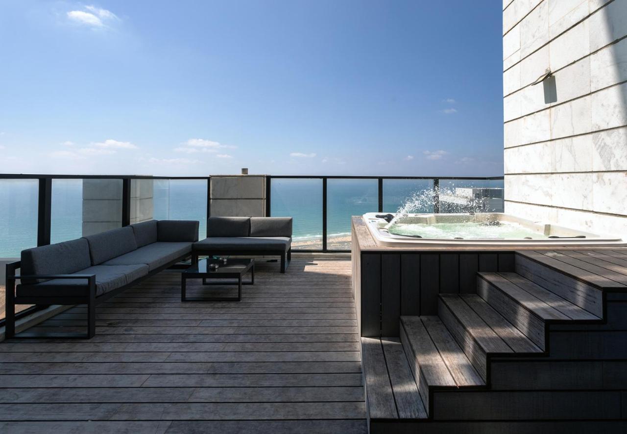 YalaRent sea-breeze penthouse with jacuzzi Appartement Bat Yam Buitenkant foto
