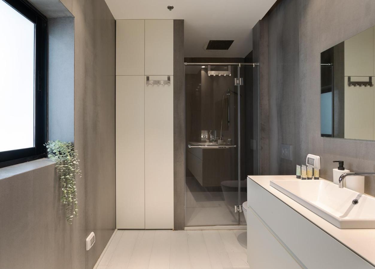 YalaRent sea-breeze penthouse with jacuzzi Appartement Bat Yam Buitenkant foto