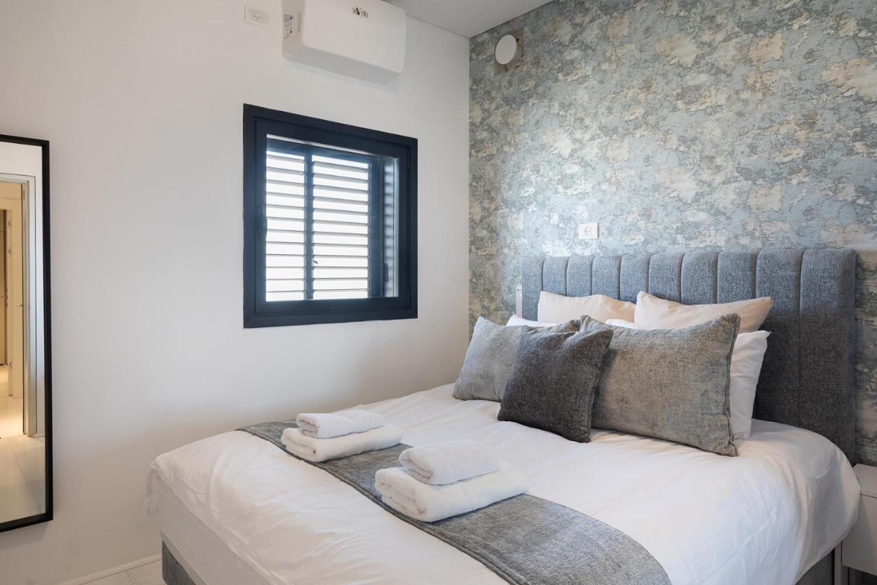 YalaRent sea-breeze penthouse with jacuzzi Appartement Bat Yam Buitenkant foto