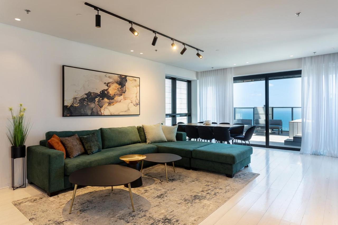 YalaRent sea-breeze penthouse with jacuzzi Appartement Bat Yam Buitenkant foto
