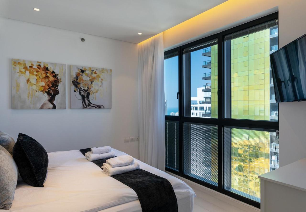 YalaRent sea-breeze penthouse with jacuzzi Appartement Bat Yam Buitenkant foto