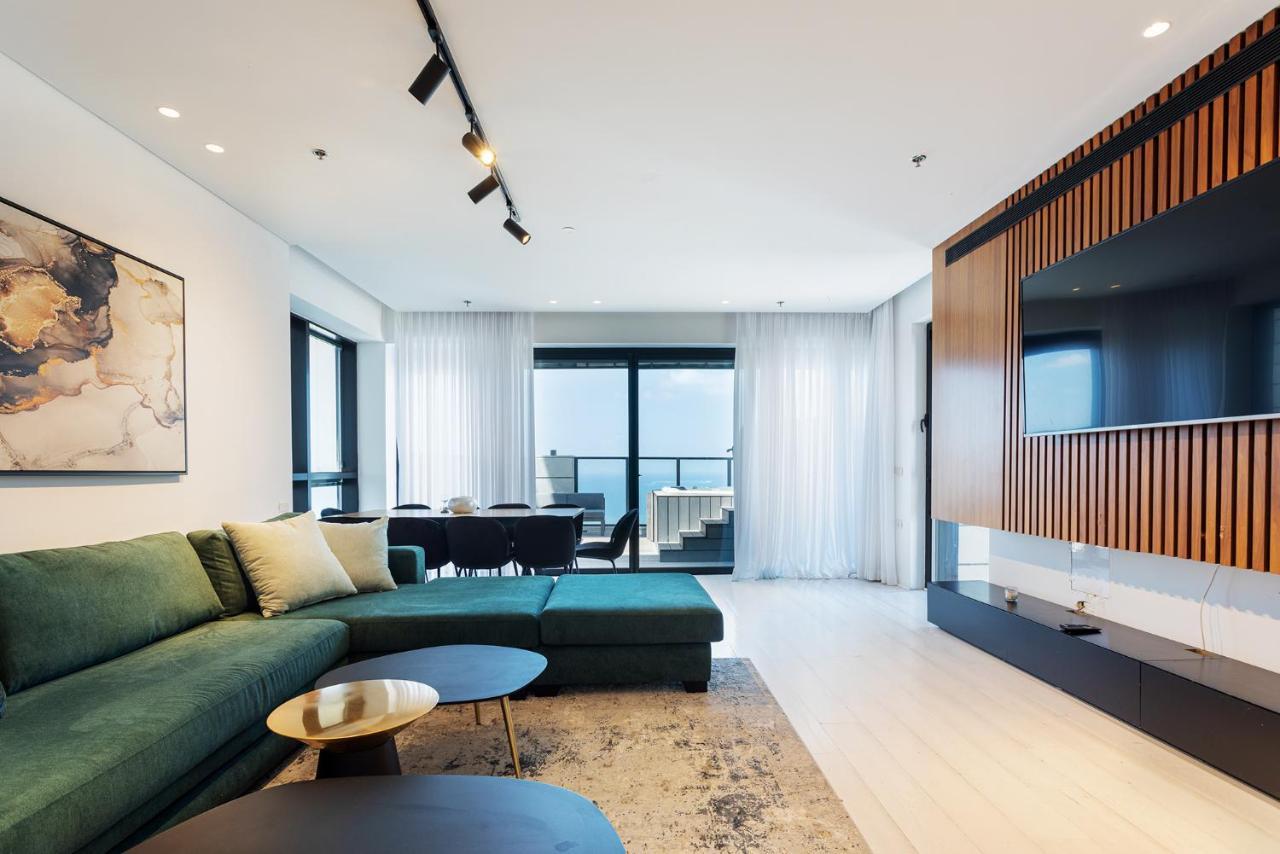 YalaRent sea-breeze penthouse with jacuzzi Appartement Bat Yam Buitenkant foto