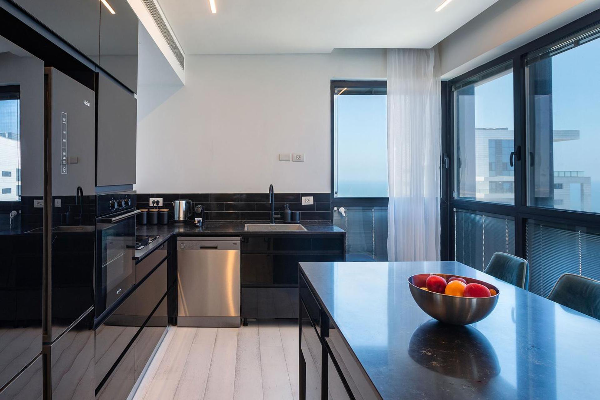 YalaRent sea-breeze penthouse with jacuzzi Appartement Bat Yam Buitenkant foto