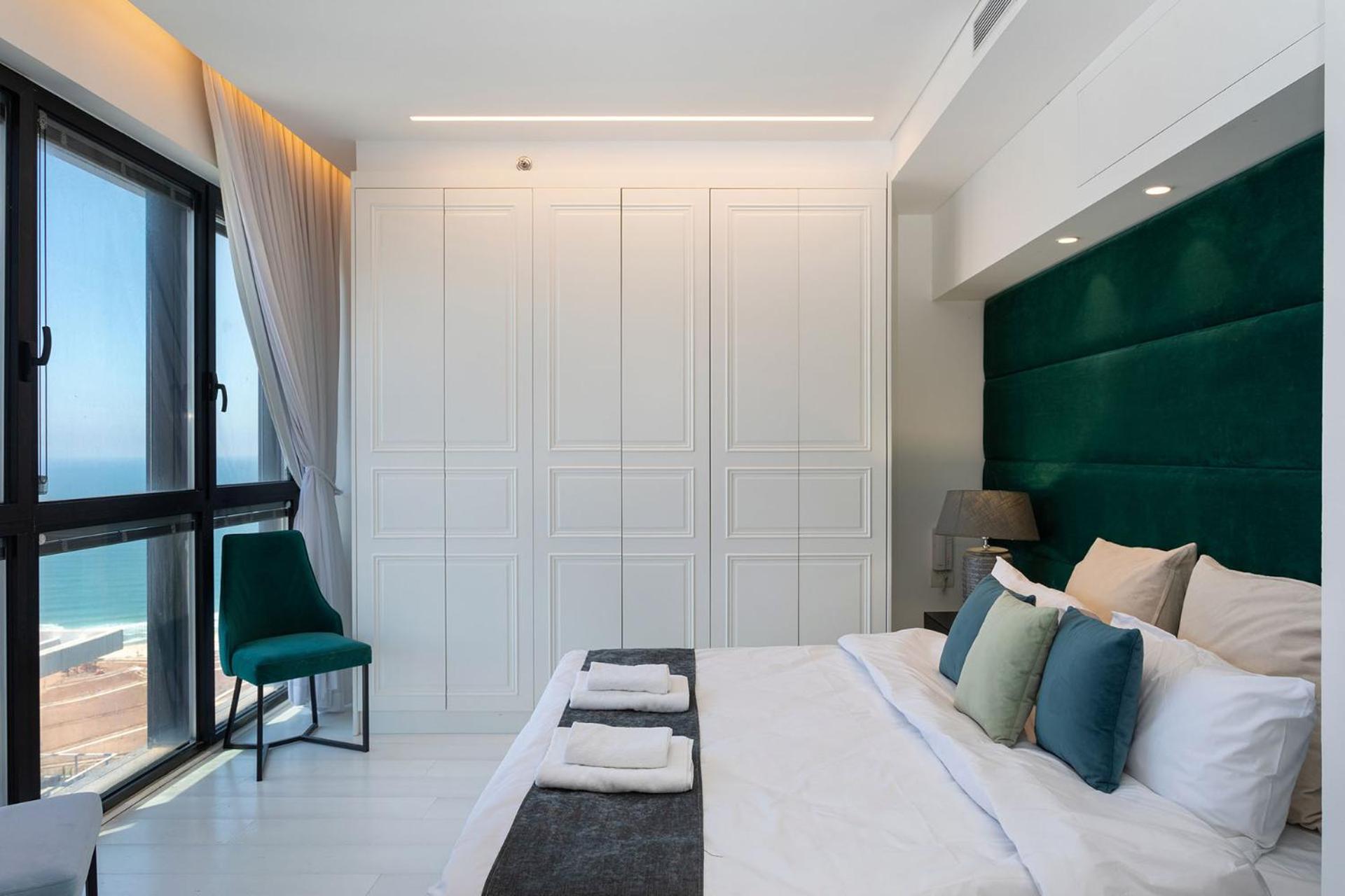 YalaRent sea-breeze penthouse with jacuzzi Appartement Bat Yam Buitenkant foto