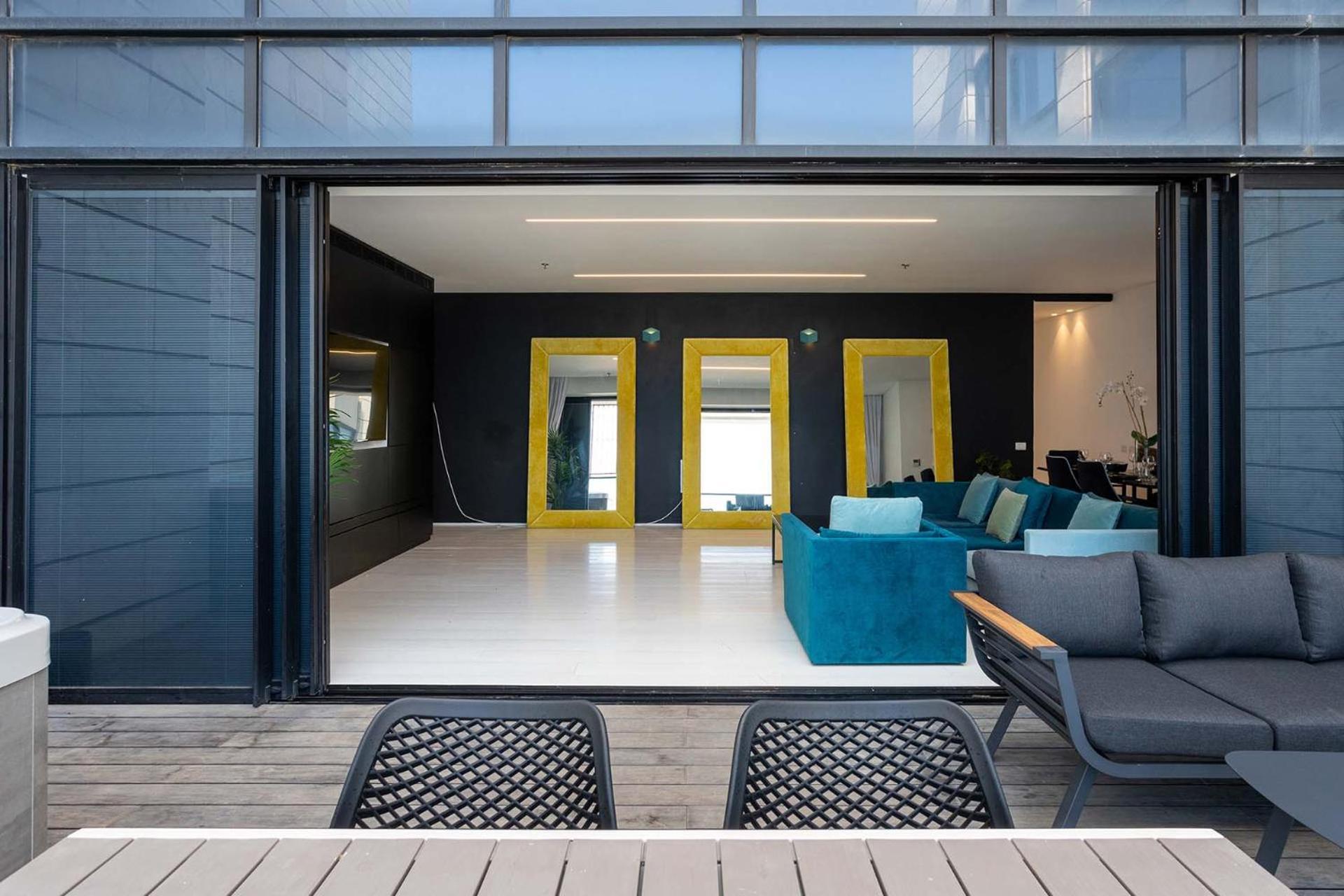 YalaRent sea-breeze penthouse with jacuzzi Appartement Bat Yam Buitenkant foto