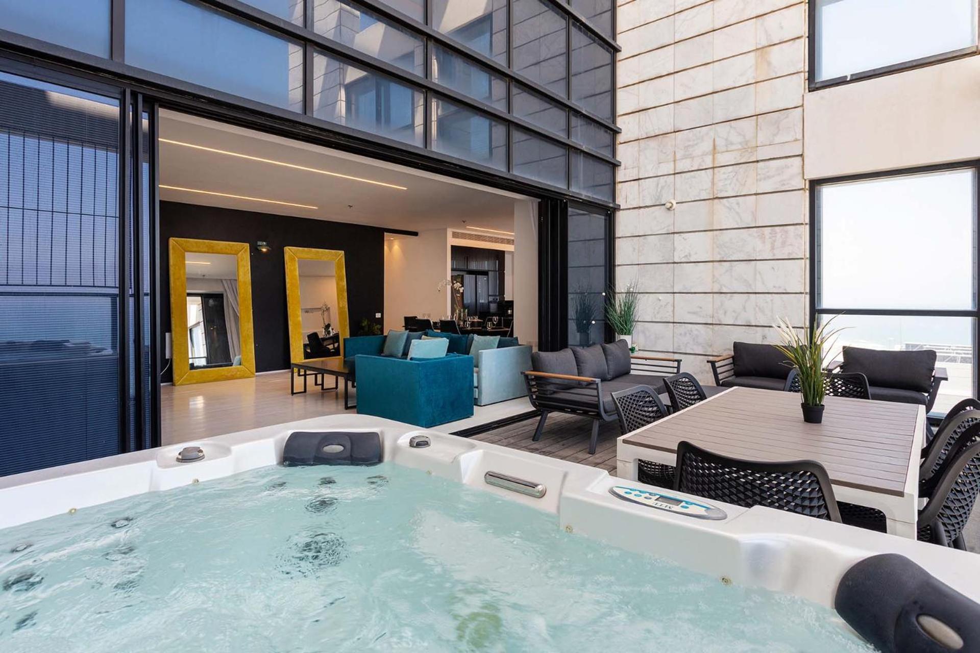 YalaRent sea-breeze penthouse with jacuzzi Appartement Bat Yam Buitenkant foto