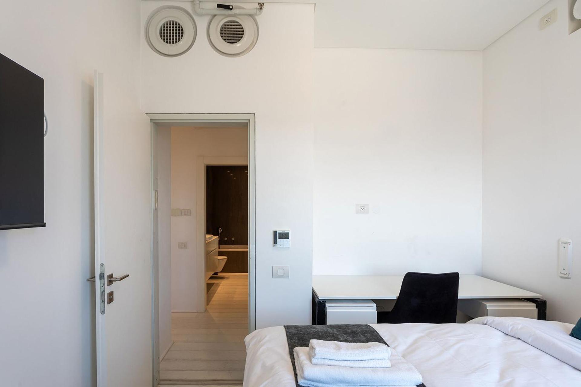 YalaRent sea-breeze penthouse with jacuzzi Appartement Bat Yam Buitenkant foto