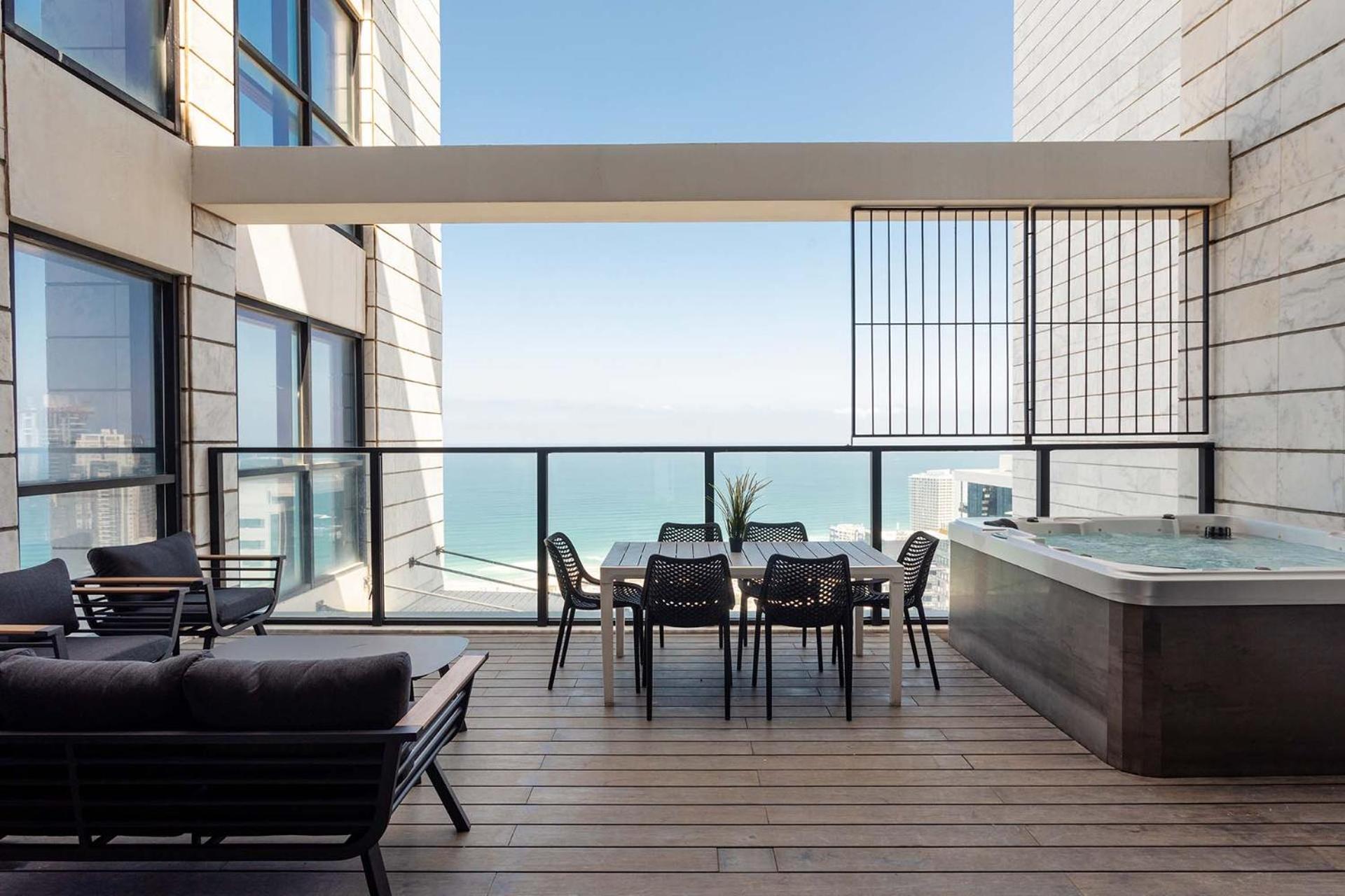 YalaRent sea-breeze penthouse with jacuzzi Appartement Bat Yam Buitenkant foto